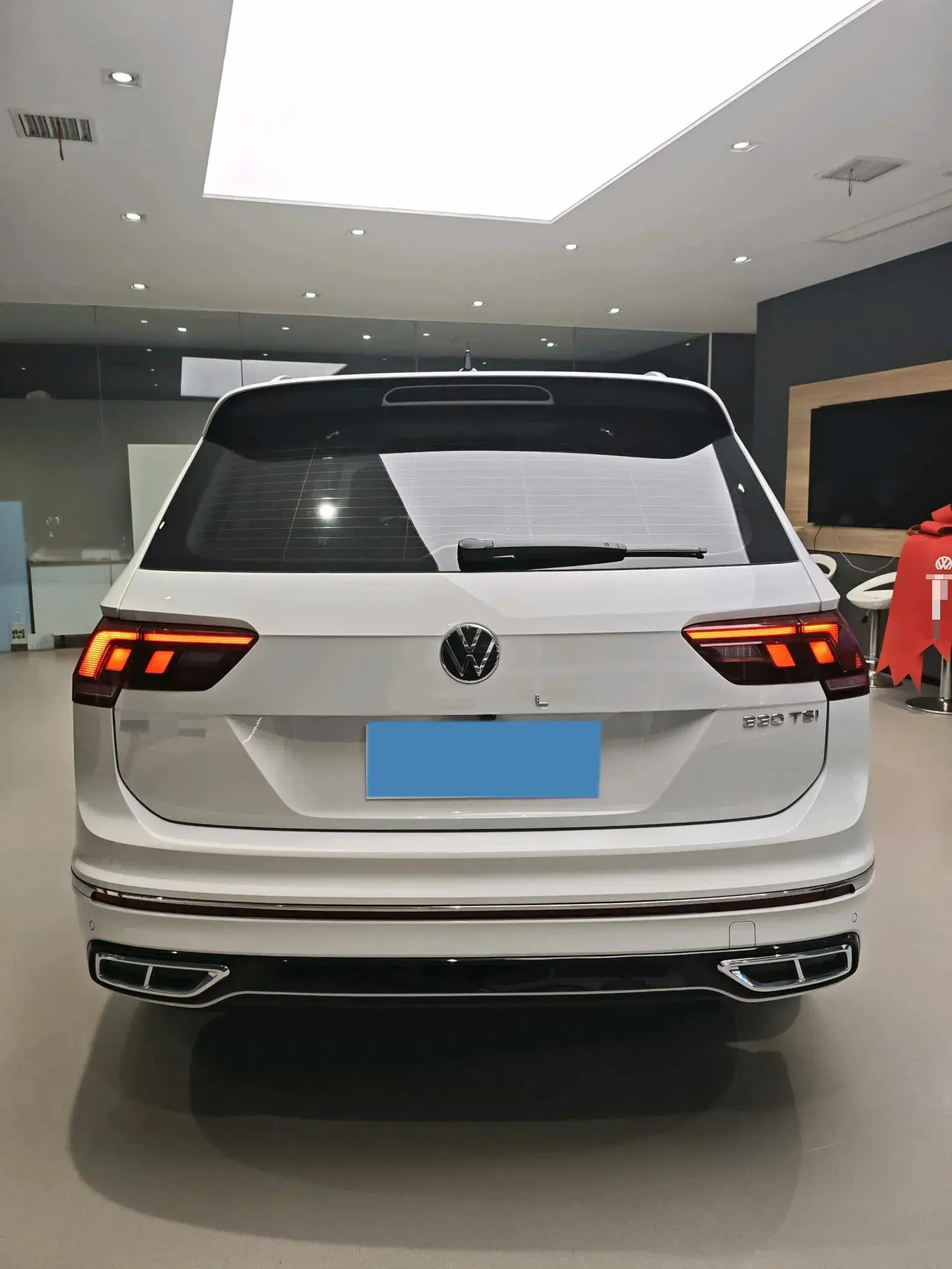 2024 VOLKSWAGEN TIGUAN thumbnail 4