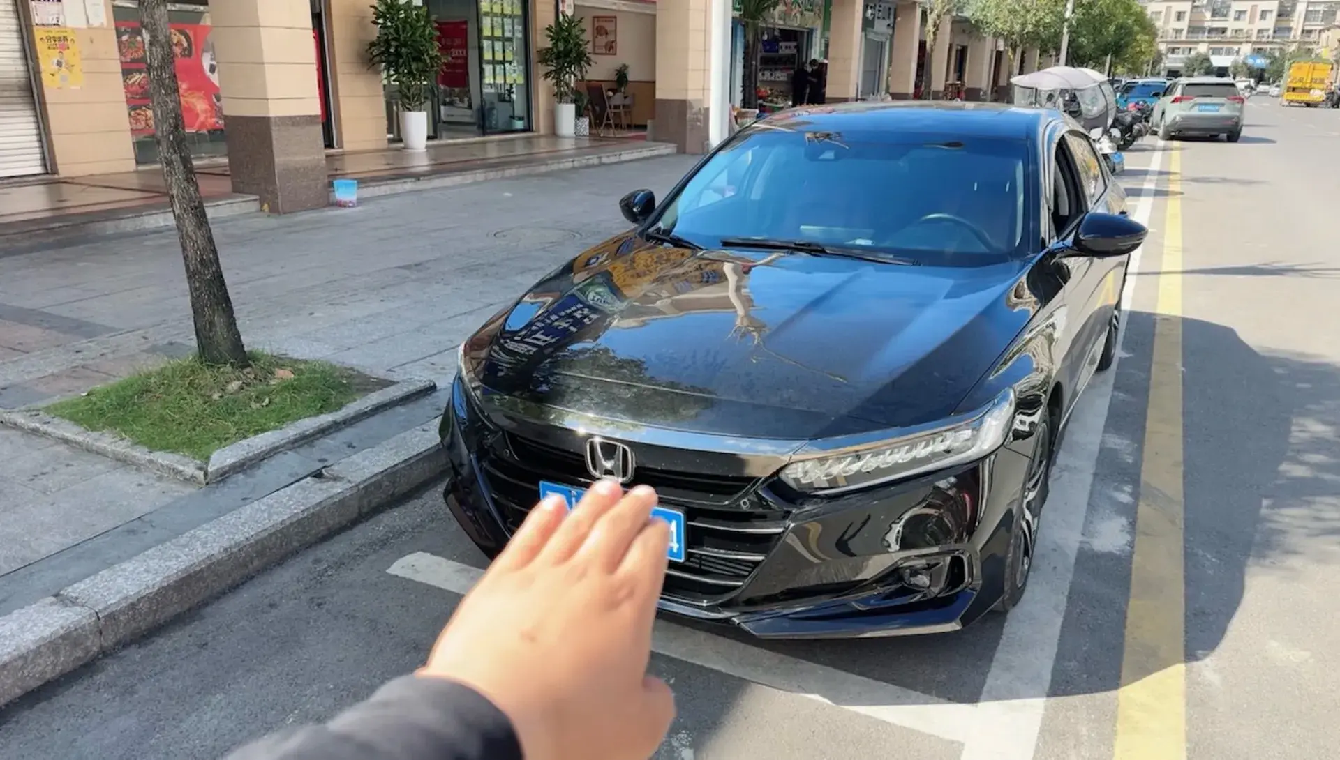 2022 HONDA ACCORD view 1