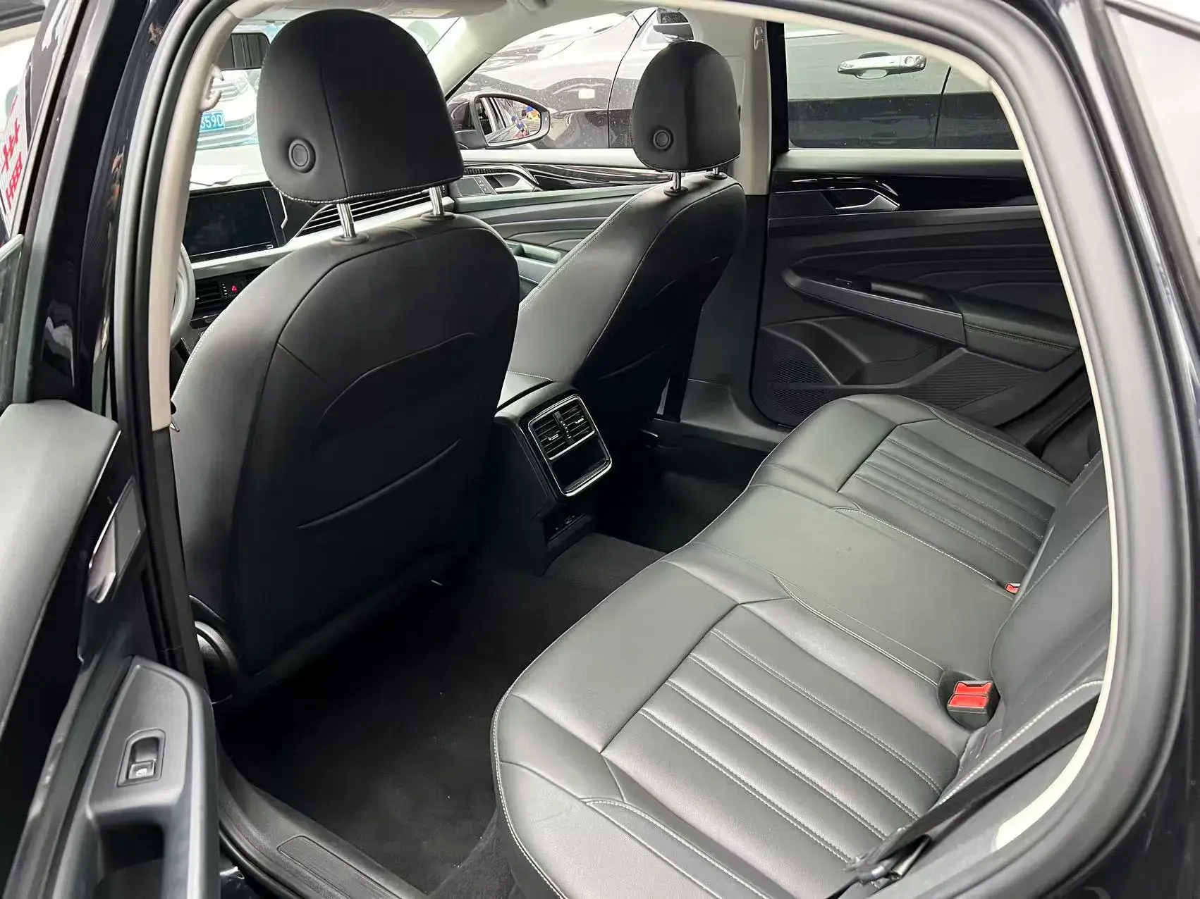 2022 VOLKSWAGEN PASSAT thumbnail 4