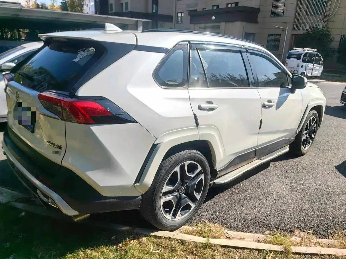 2020 TOYOTA RAV4 thumbnail 4