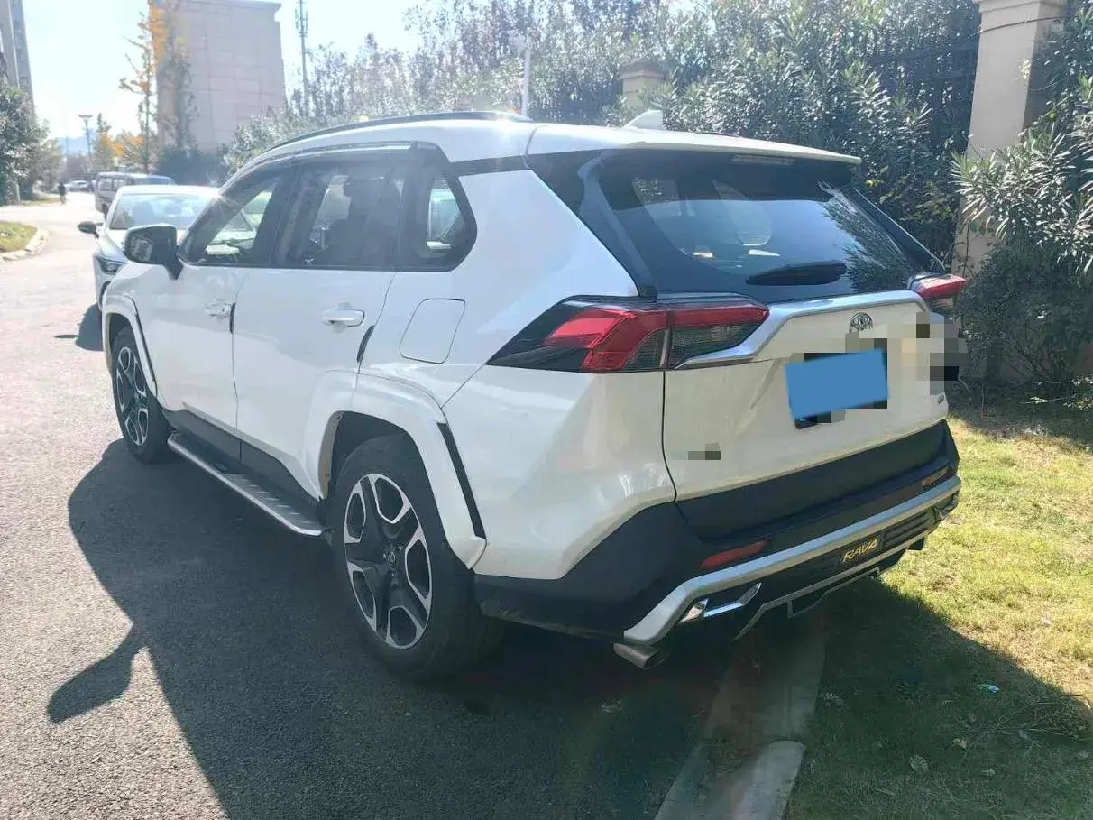 2020 TOYOTA RAV4 thumbnail 3