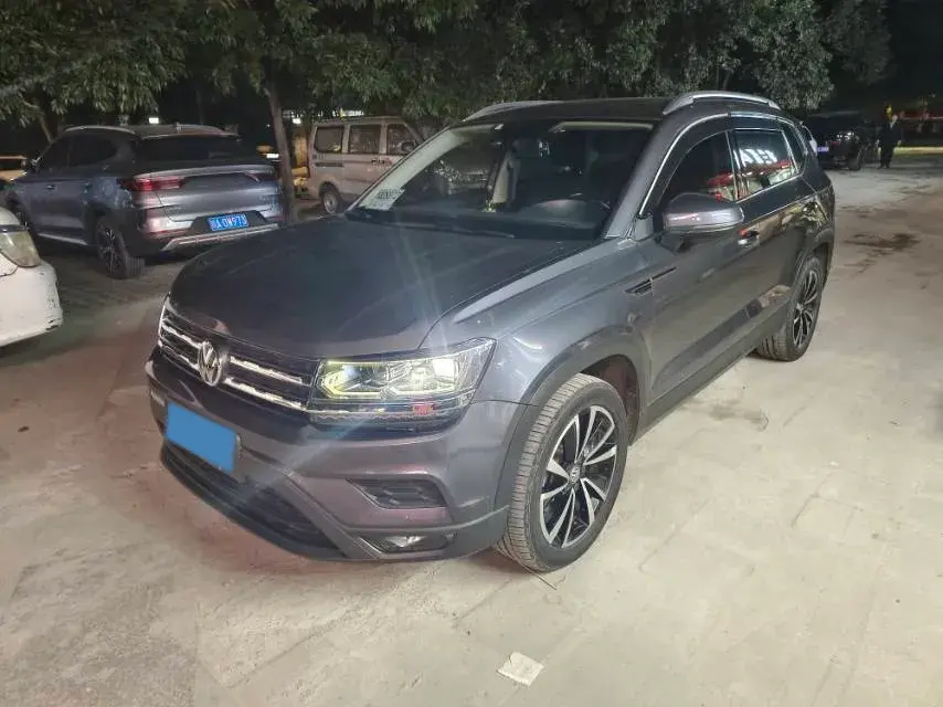 2020 VOLKSWAGEN THARU view 1