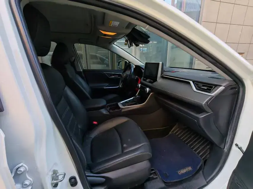 2020 TOYOTA RAV4 thumbnail 3