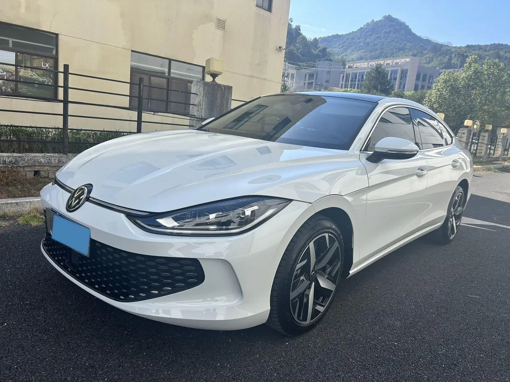 2024 VOLKSWAGEN LAMANDO view 1