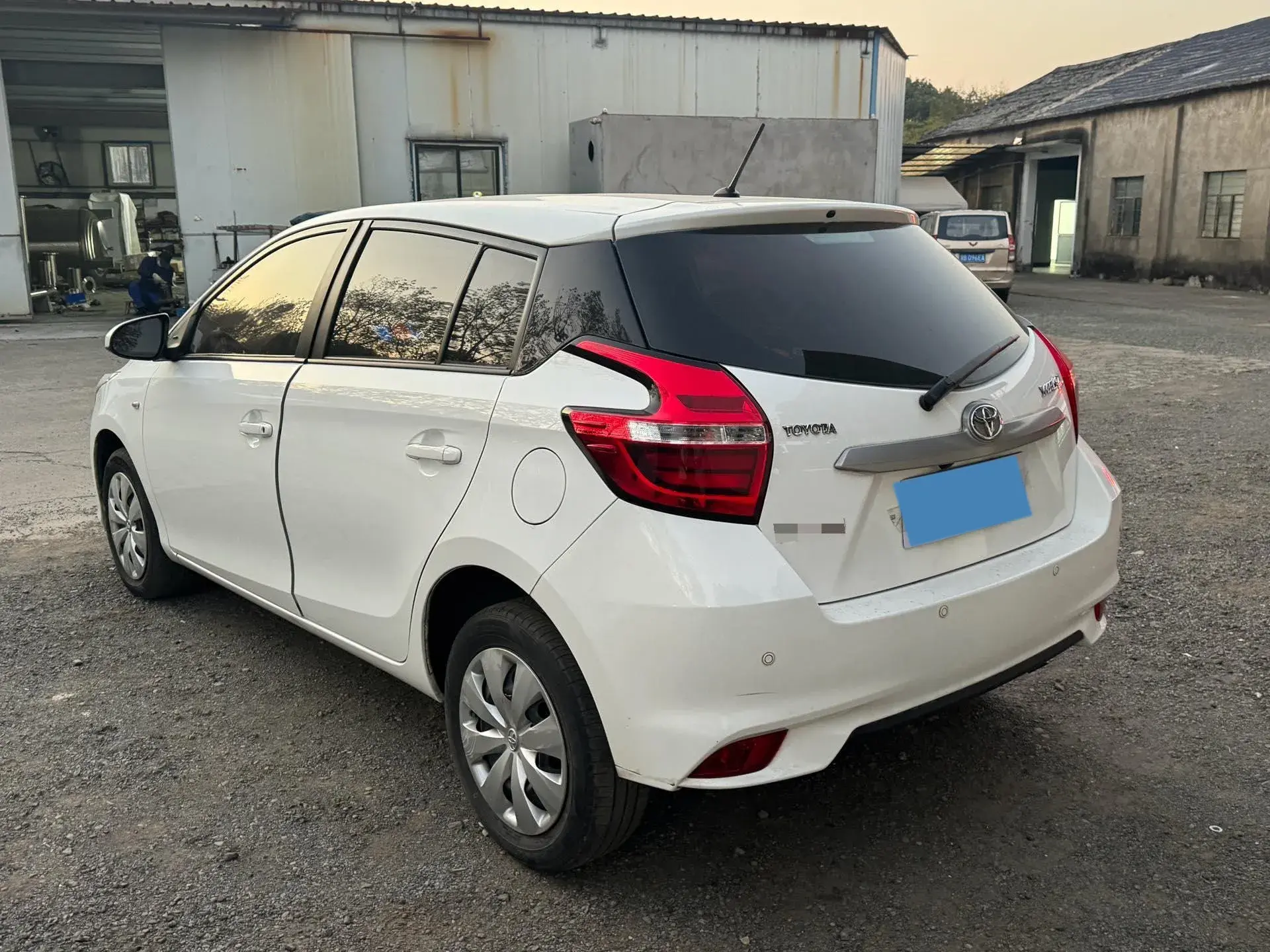 2017 TOYOTA YARIS thumbnail 4