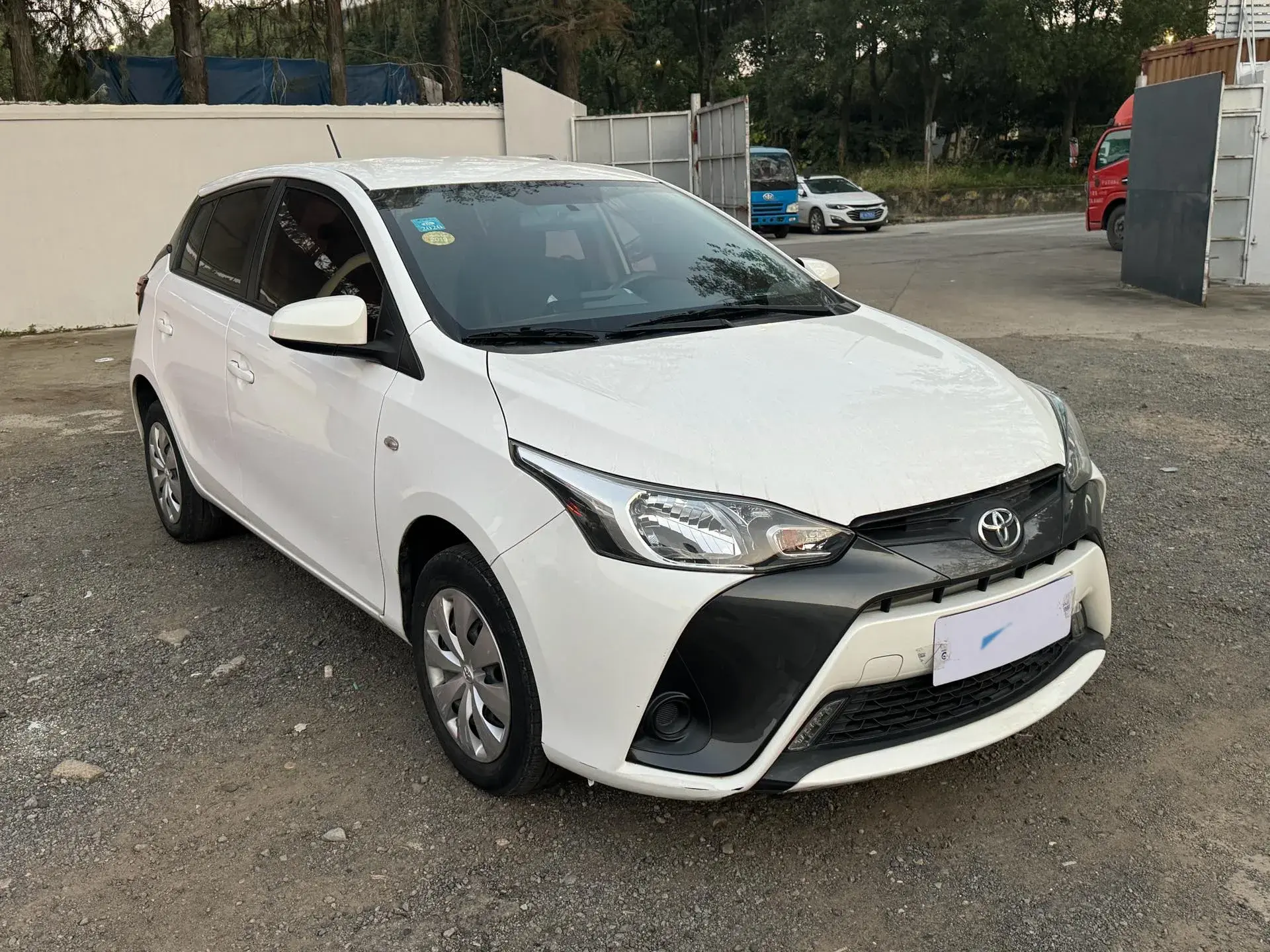 2017 TOYOTA YARIS thumbnail 3