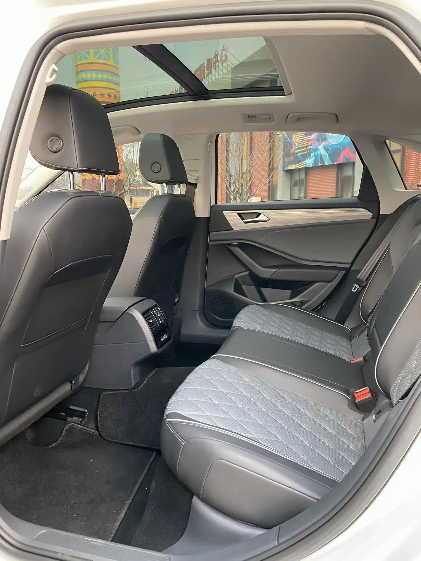 2023 VOLKSWAGEN SAGITAR thumbnail 3