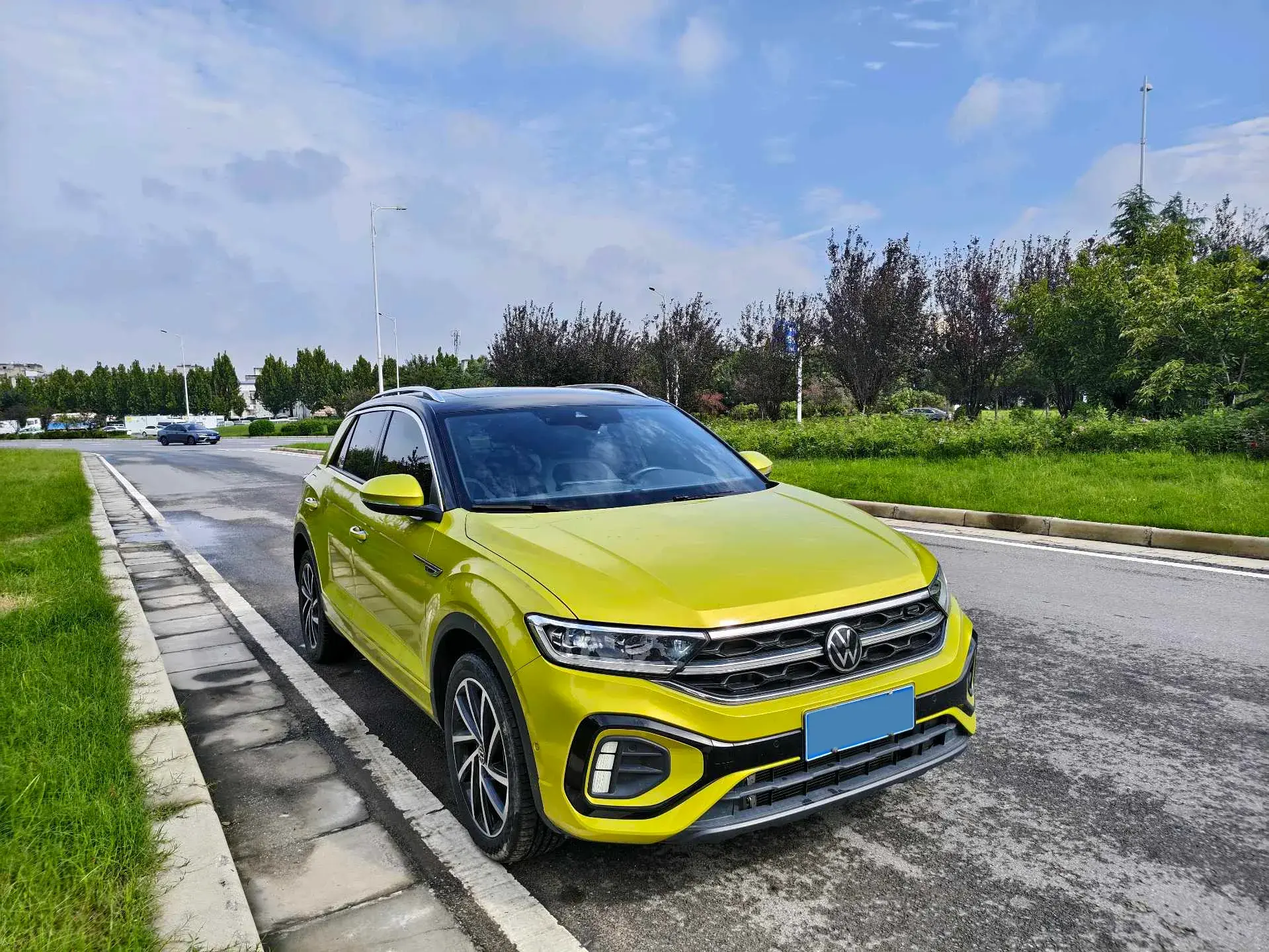 2023 VOLKSWAGEN T-ROC thumbnail 3