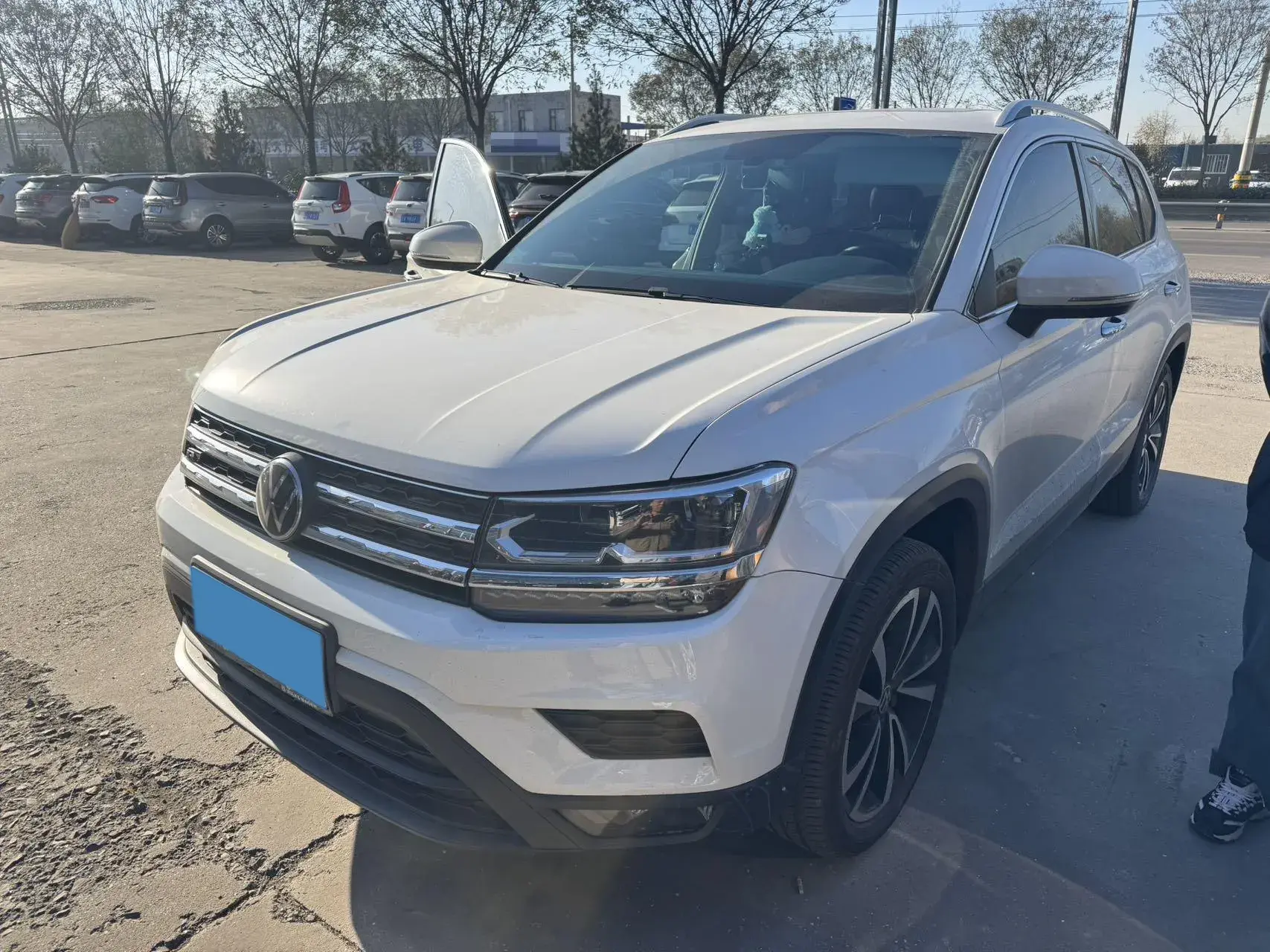 2021 VOLKSWAGEN THARU view 1