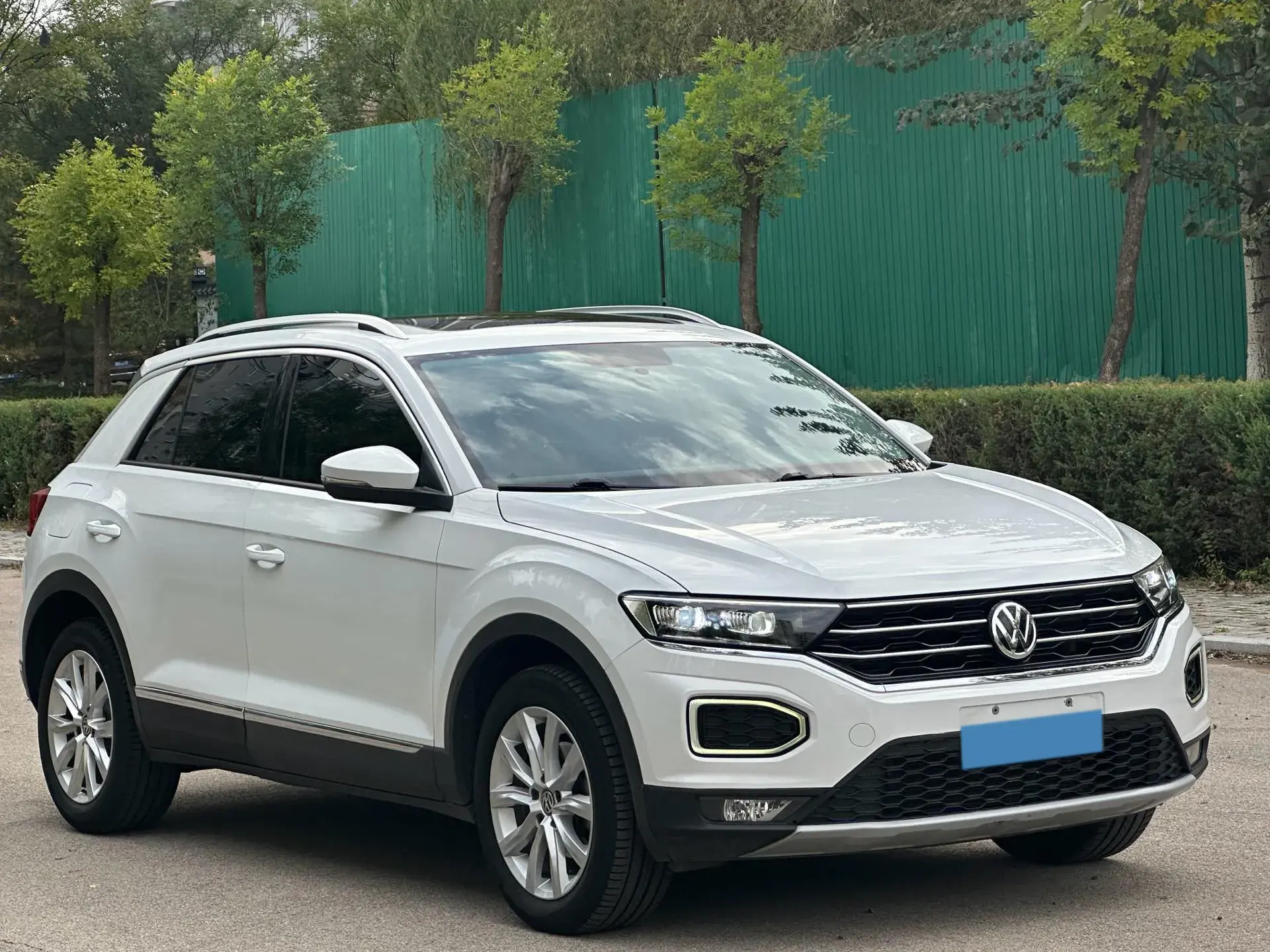 2019 VOLKSWAGEN T-ROC thumbnail 3