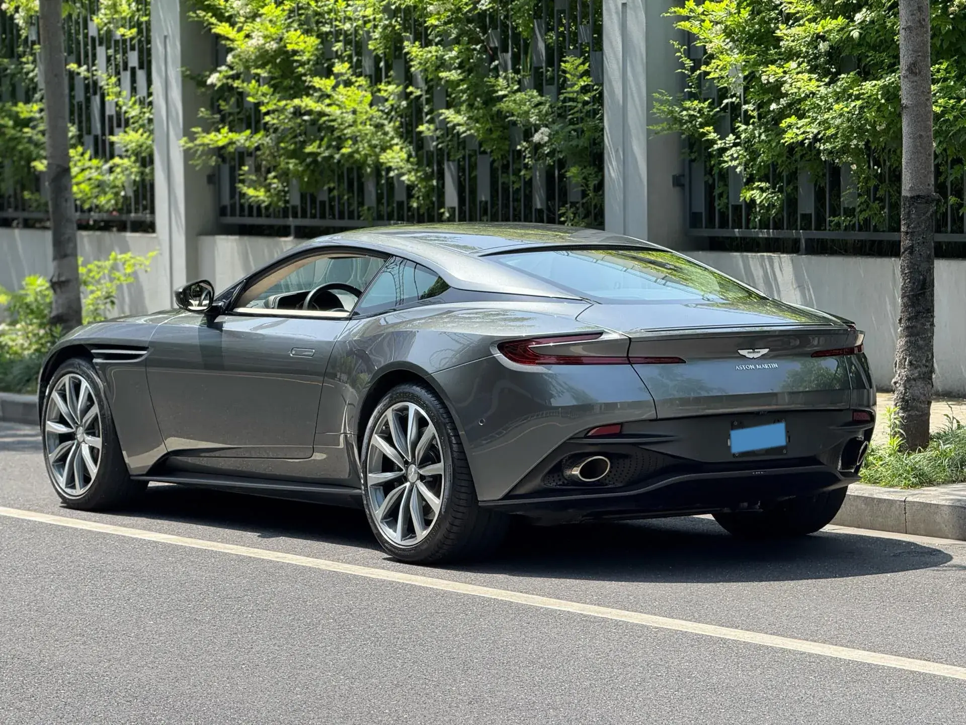 2019 ASTON MARTIN thumbnail 4