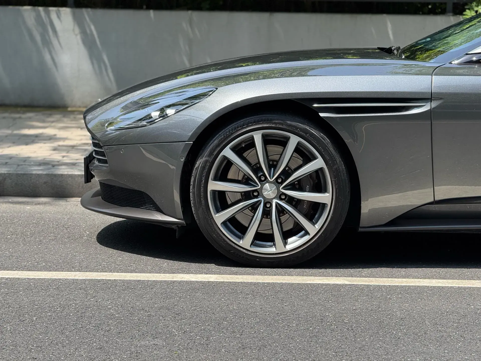 2019 ASTON MARTIN thumbnail 3