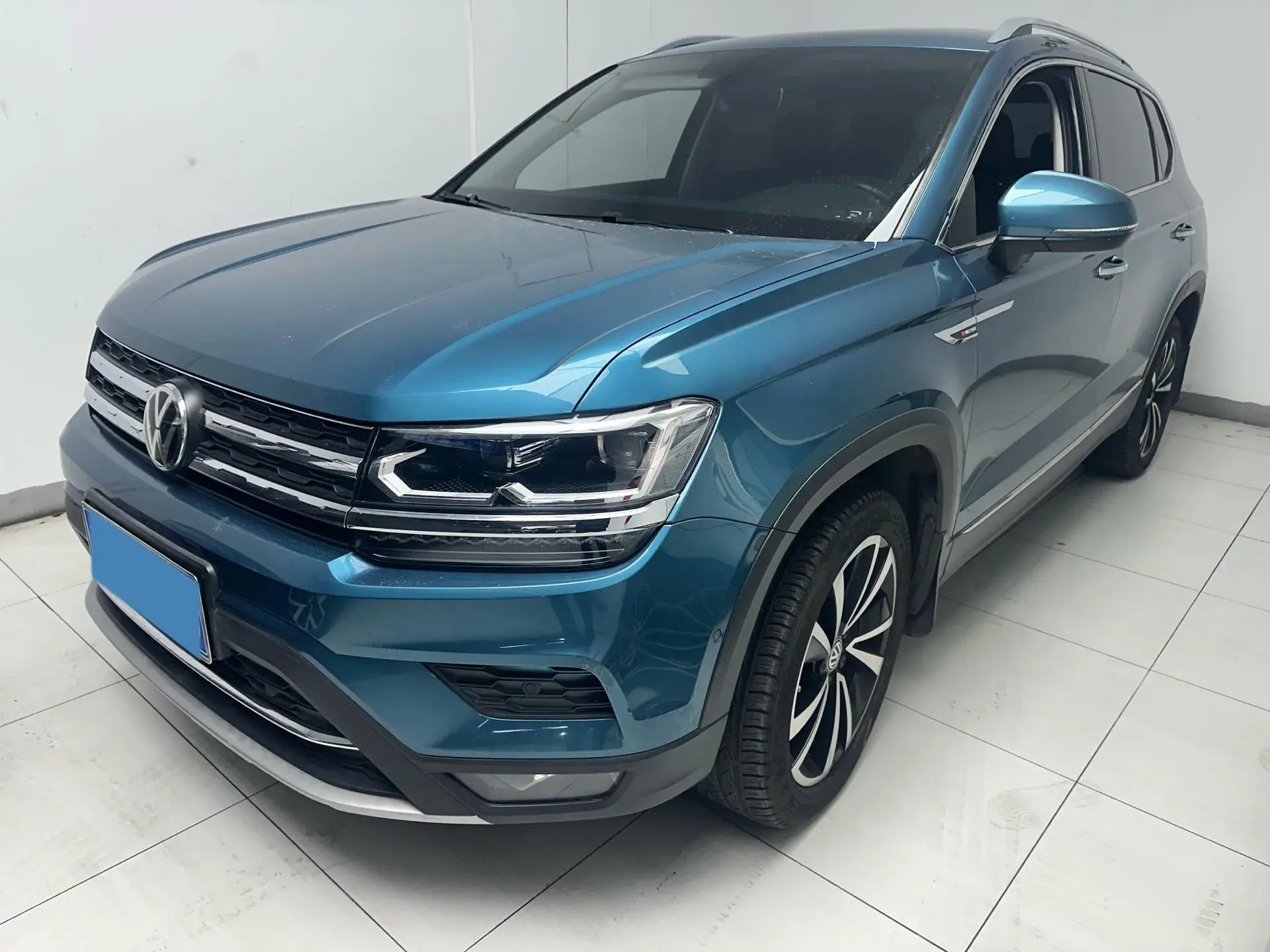 2019 VOLKSWAGEN THARU view 1