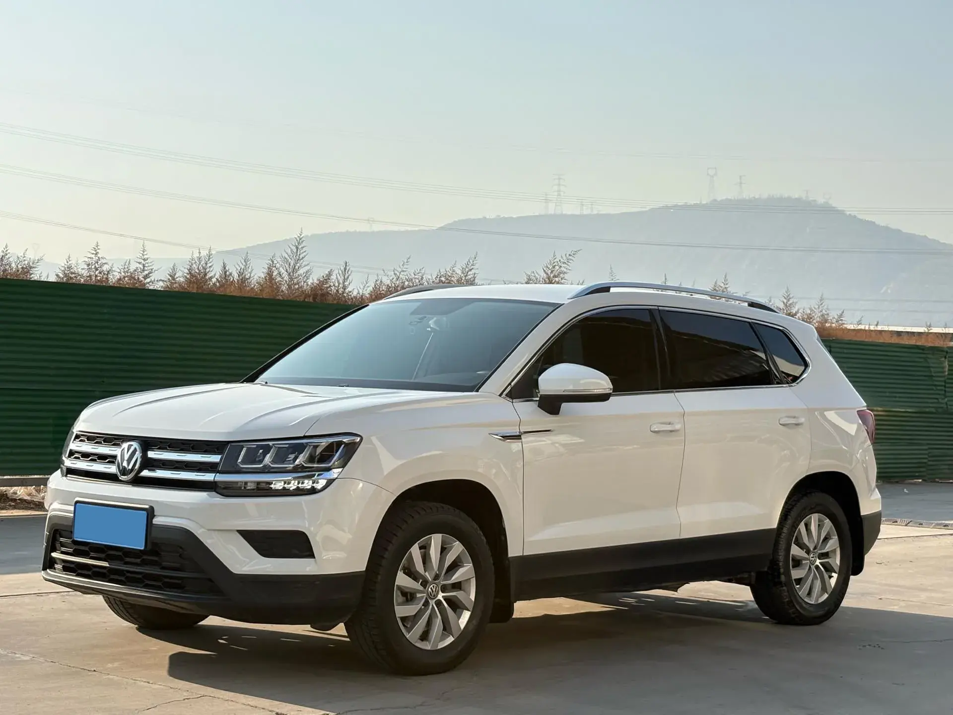 2019 VOLKSWAGEN THARU view 1