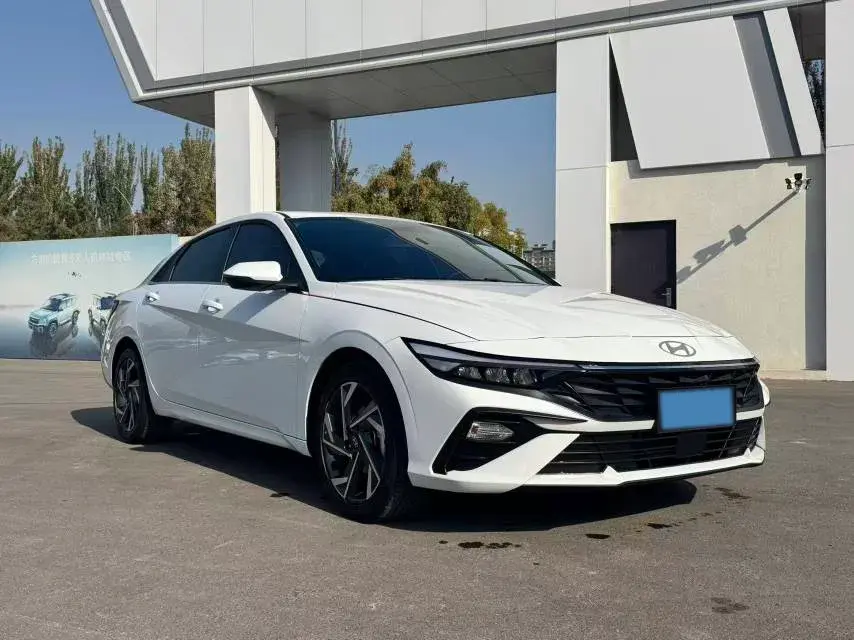 2023 HYUNDAI ELANTRA thumbnail 3