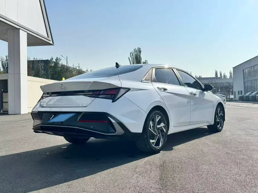 2023 HYUNDAI ELANTRA thumbnail 4