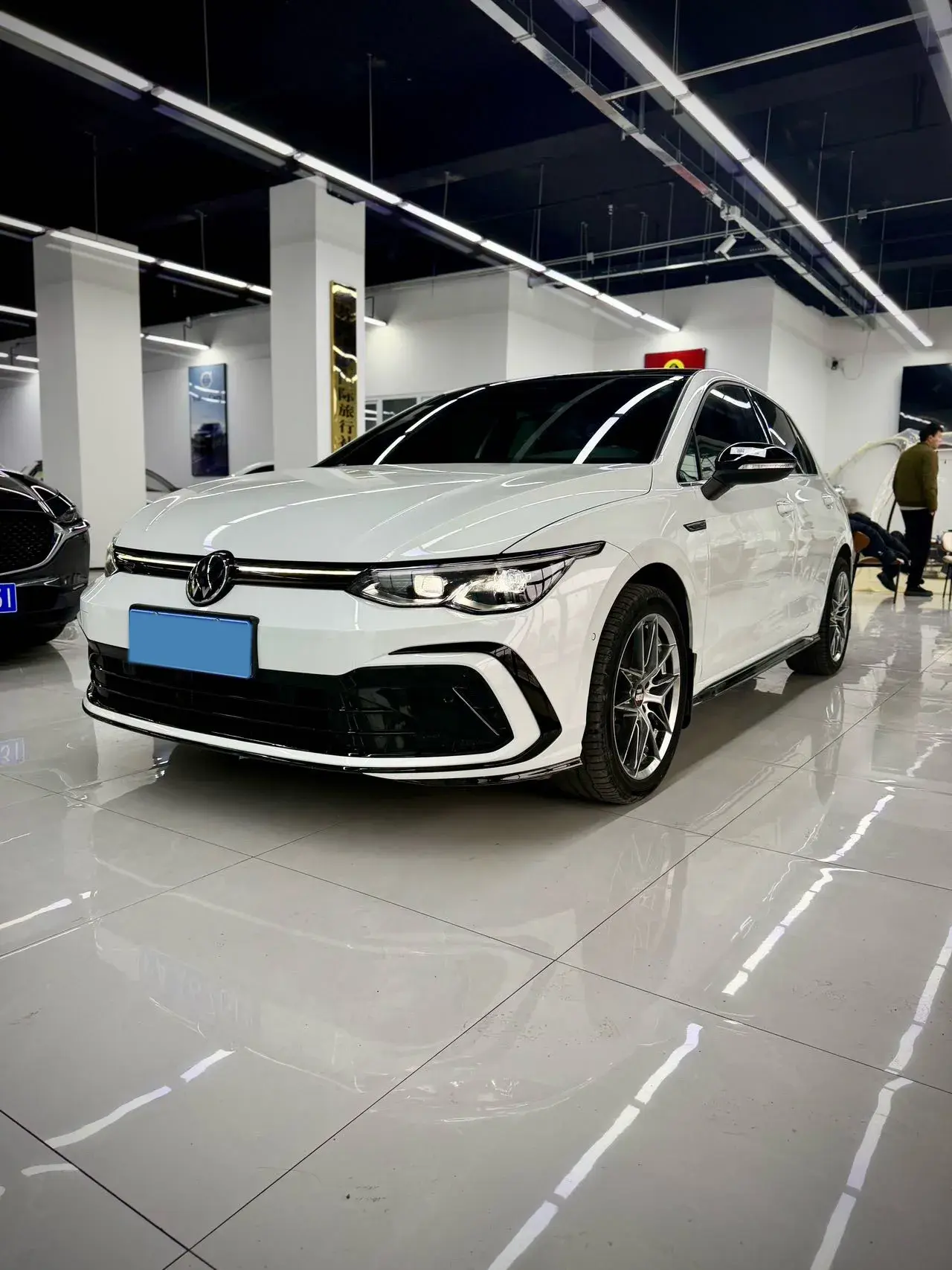 2021 VOLKSWAGEN GOLF view 1