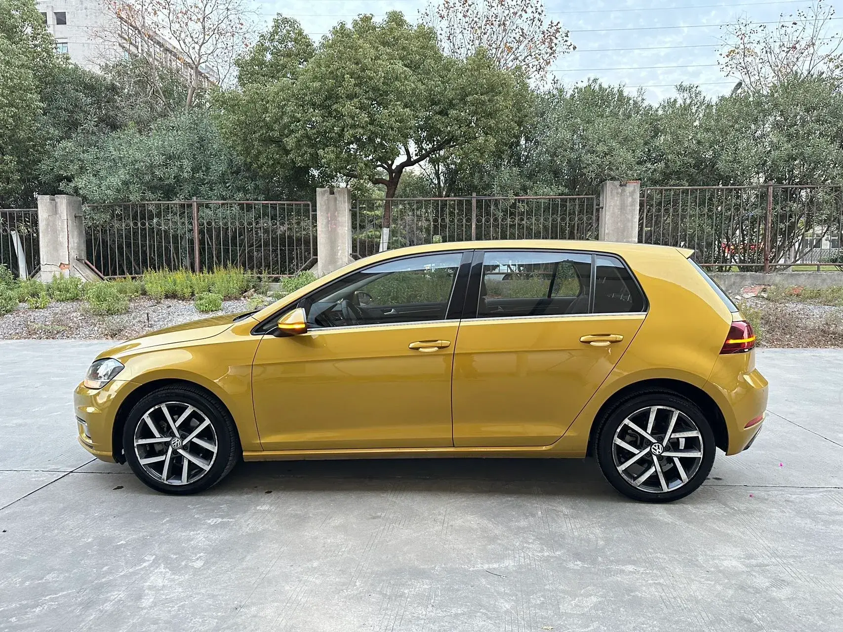 2018 VOLKSWAGEN GOLF thumbnail 3