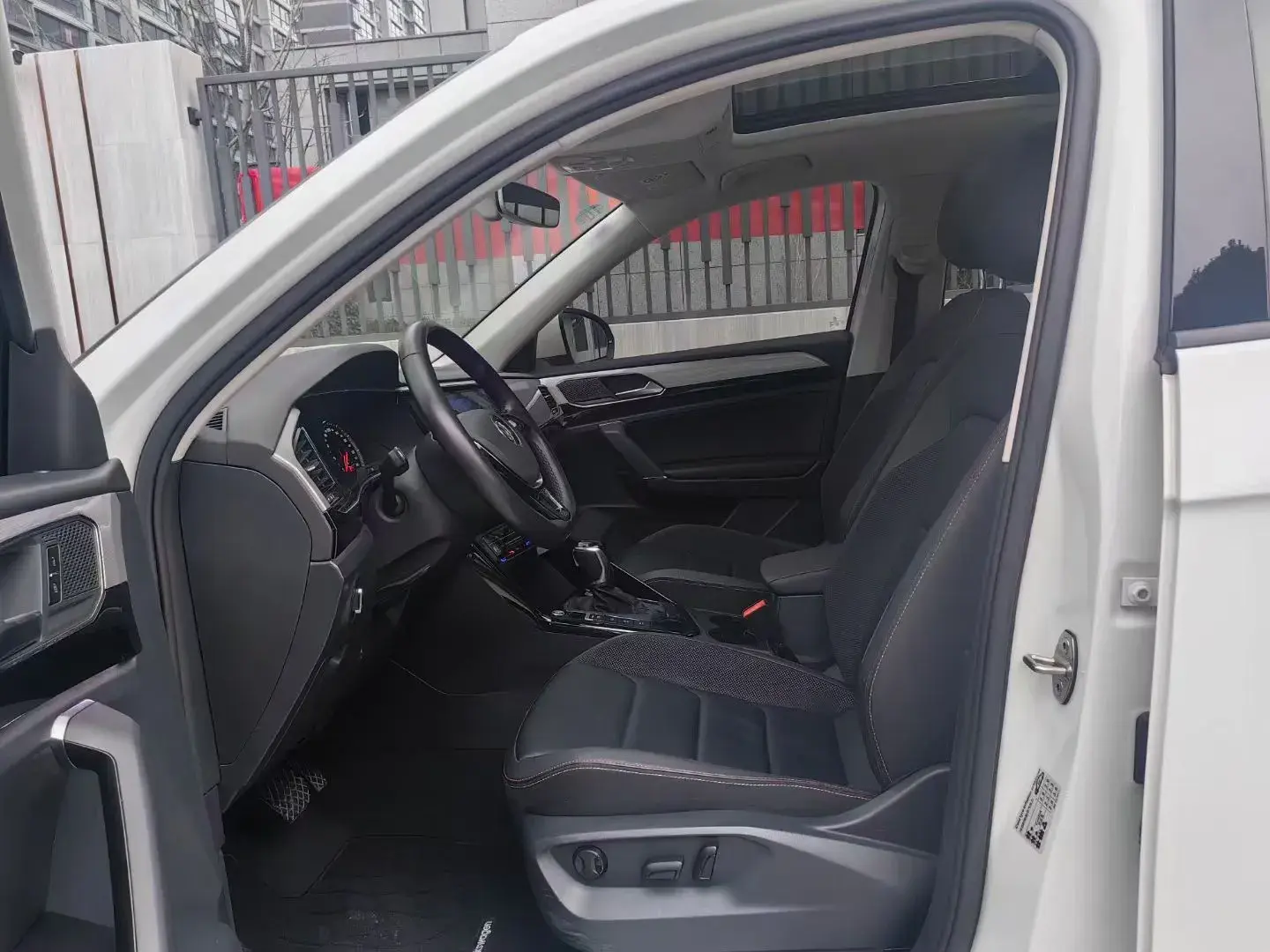 2021 VOLKSWAGEN TAYRON thumbnail 4