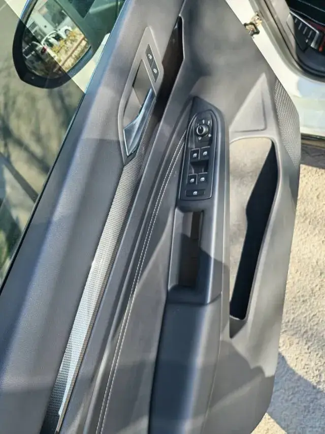 2023 VOLKSWAGEN GOLF thumbnail 3