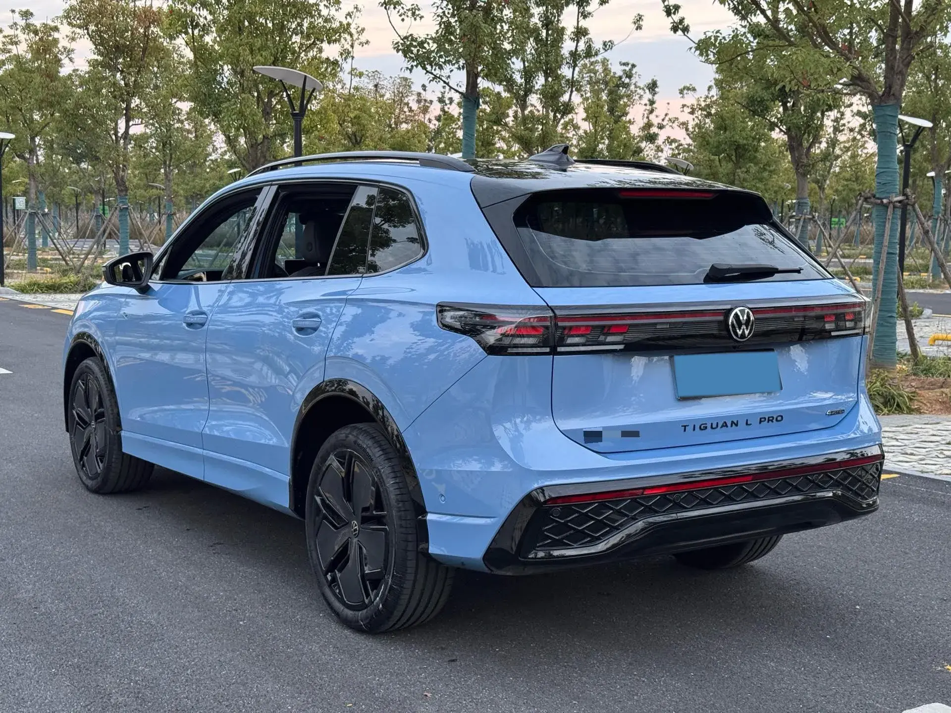 2024 VOLKSWAGEN TIGUAN thumbnail 3