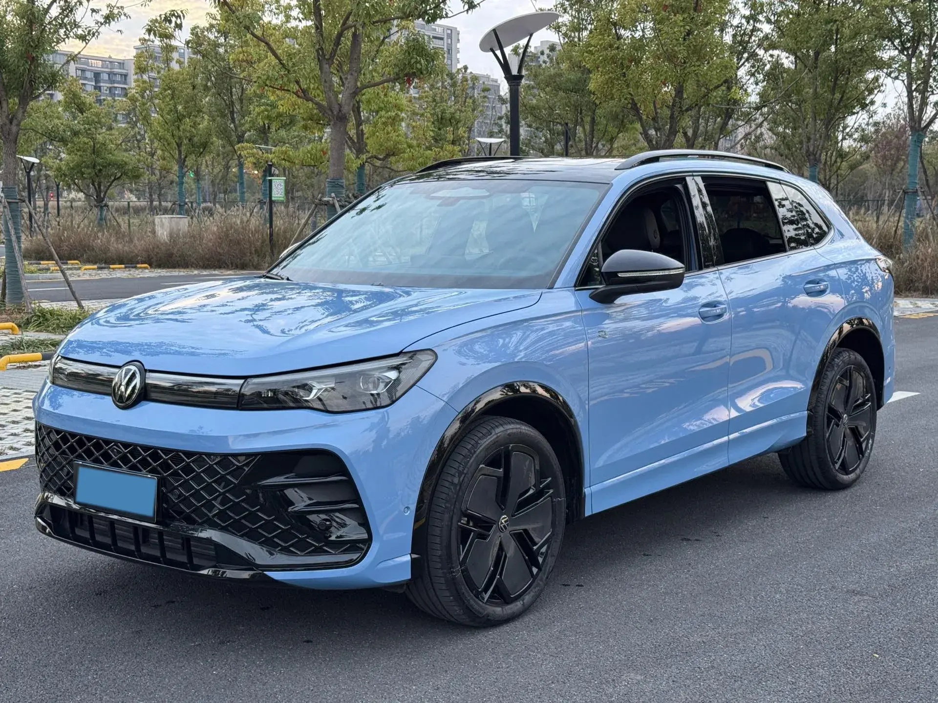 2024 VOLKSWAGEN TIGUAN view 1