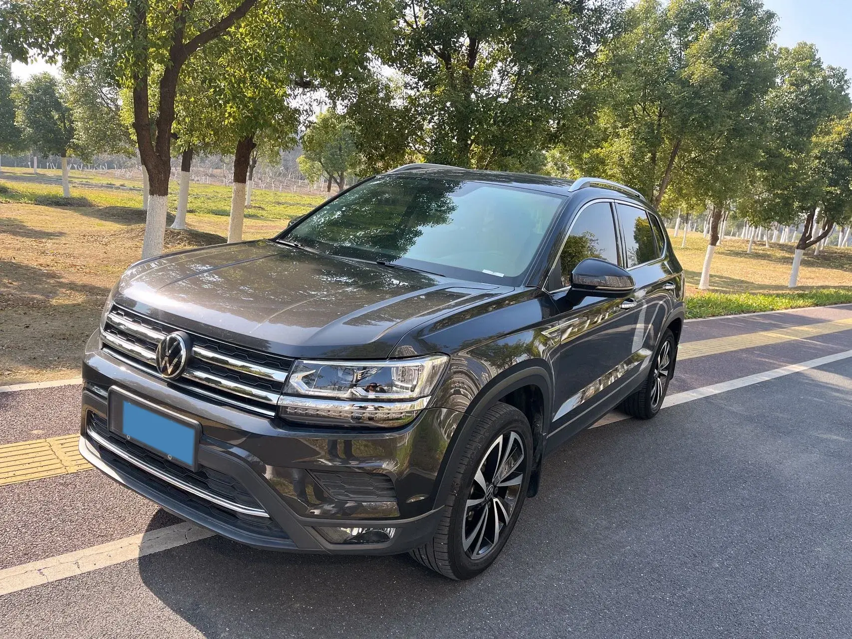 2021 VOLKSWAGEN THARU view 1