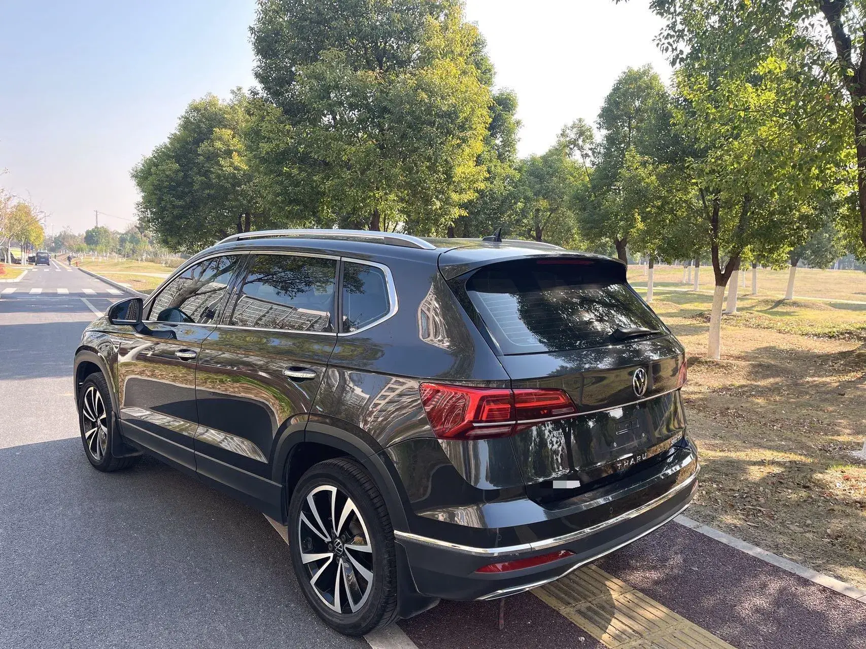 2021 VOLKSWAGEN THARU thumbnail 4