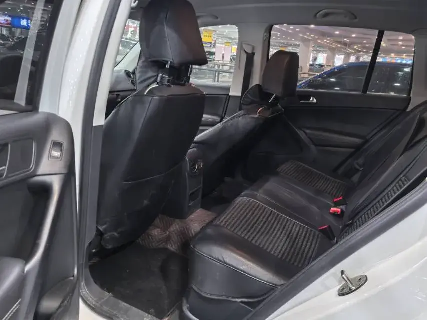 2017 VOLKSWAGEN TIGUAN thumbnail 3