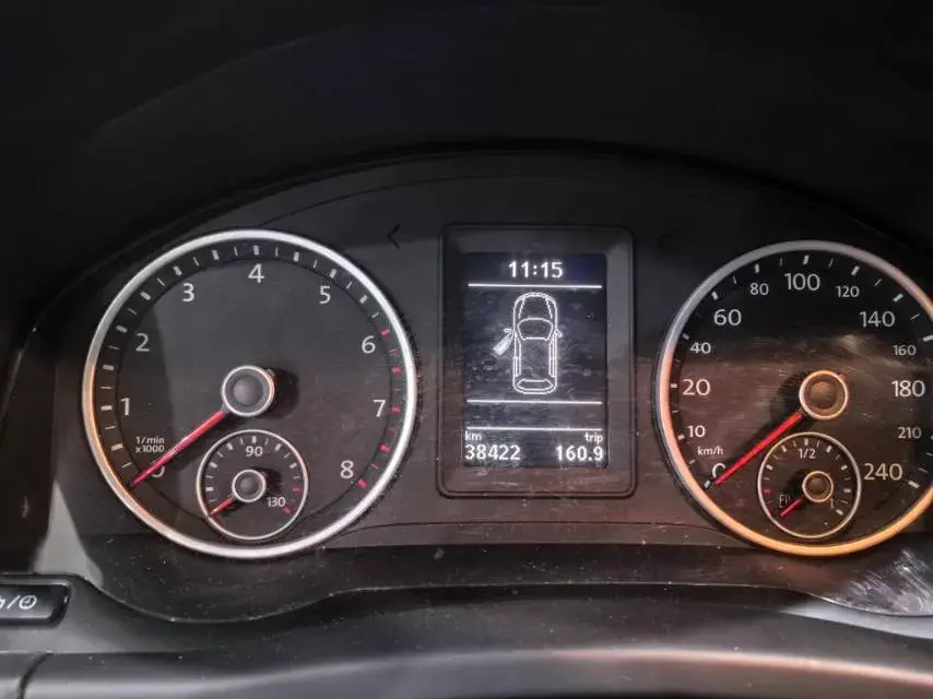 2017 VOLKSWAGEN TIGUAN thumbnail 4