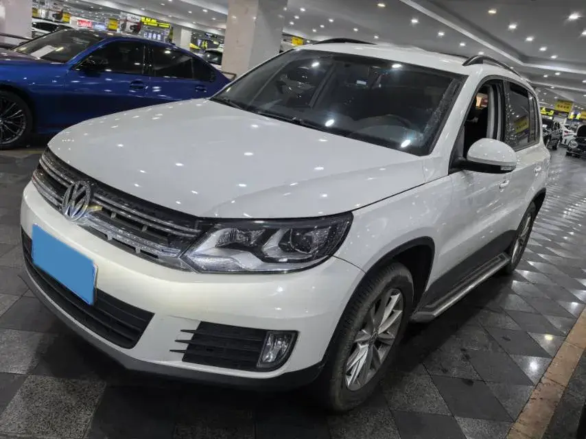 2017 VOLKSWAGEN TIGUAN view 1