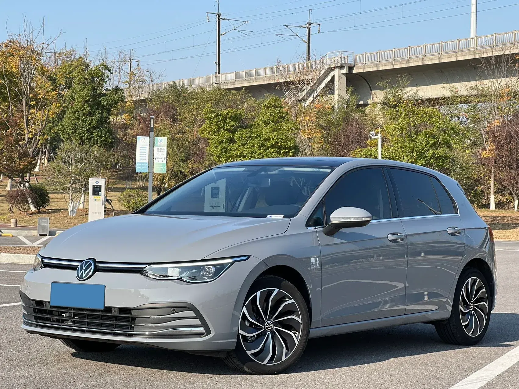 2023 VOLKSWAGEN GOLF view 1
