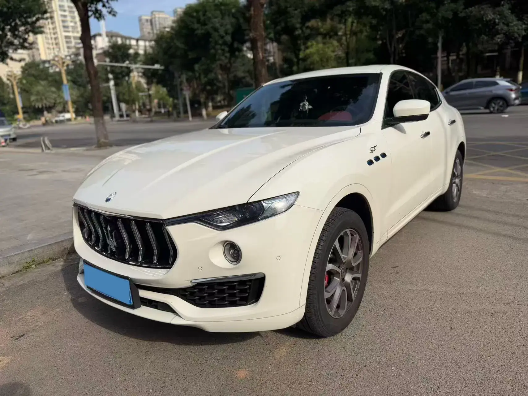 2023 MASERATI LEVANTE view 1