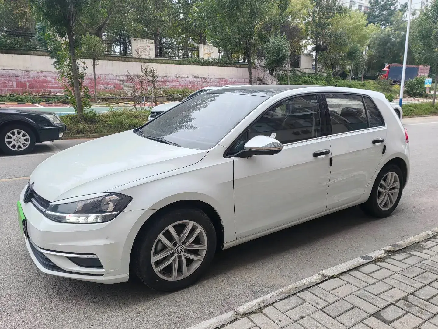 2019 VOLKSWAGEN GOLF view 1