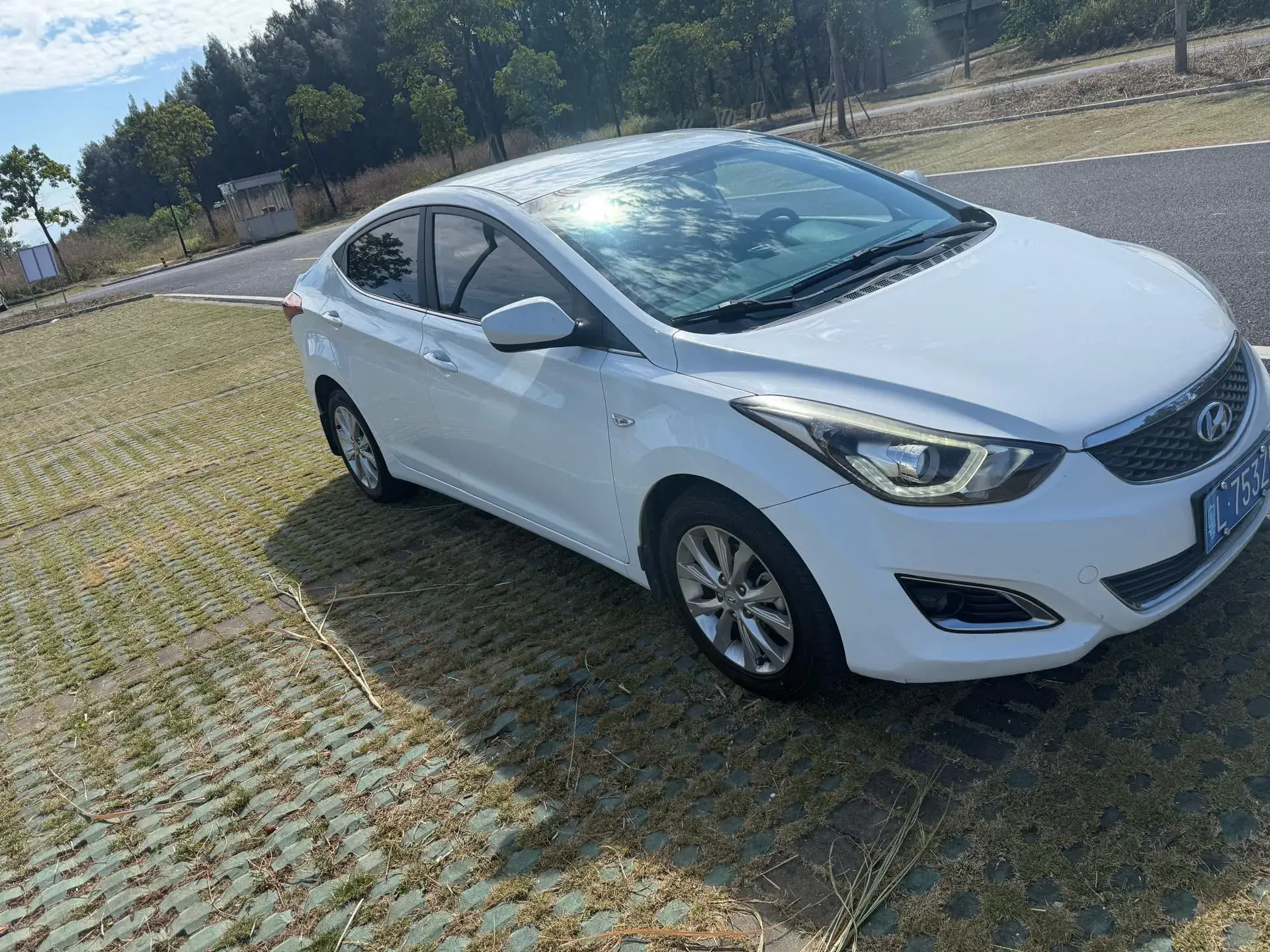2016 HYUNDAI ELANTRA thumbnail 3