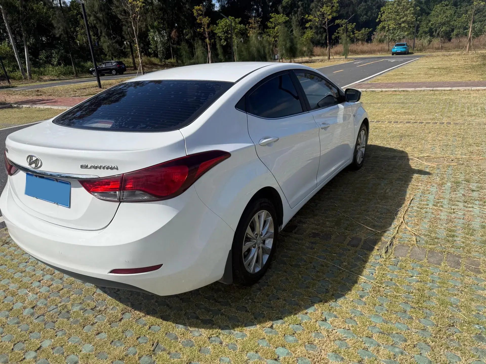 2016 HYUNDAI ELANTRA thumbnail 4