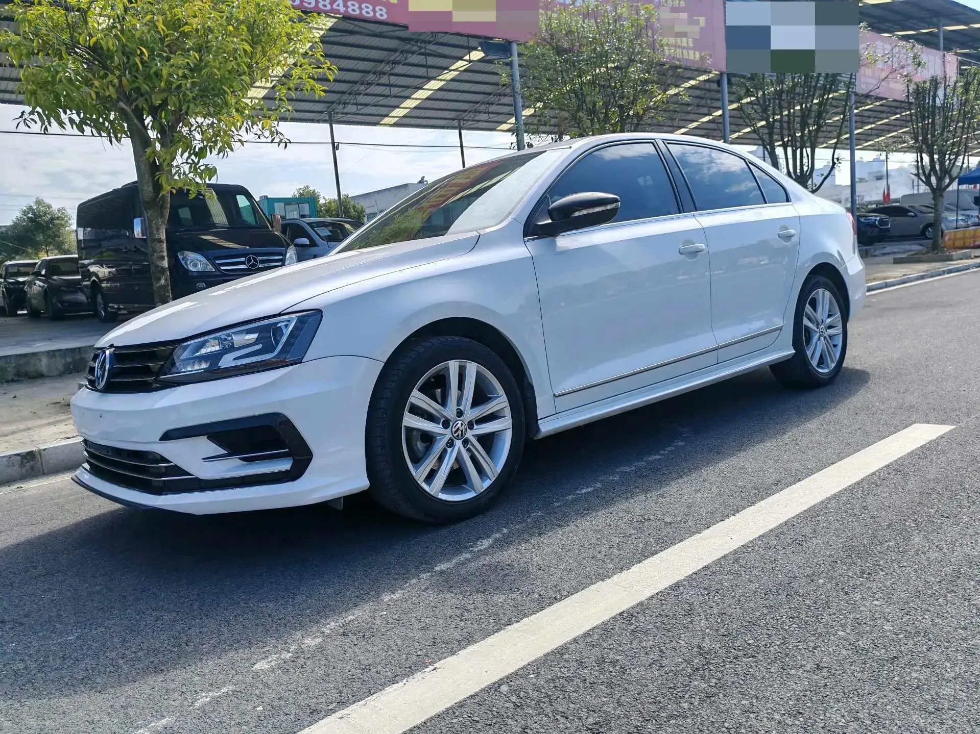 2018 VOLKSWAGEN SAGITAR view 1