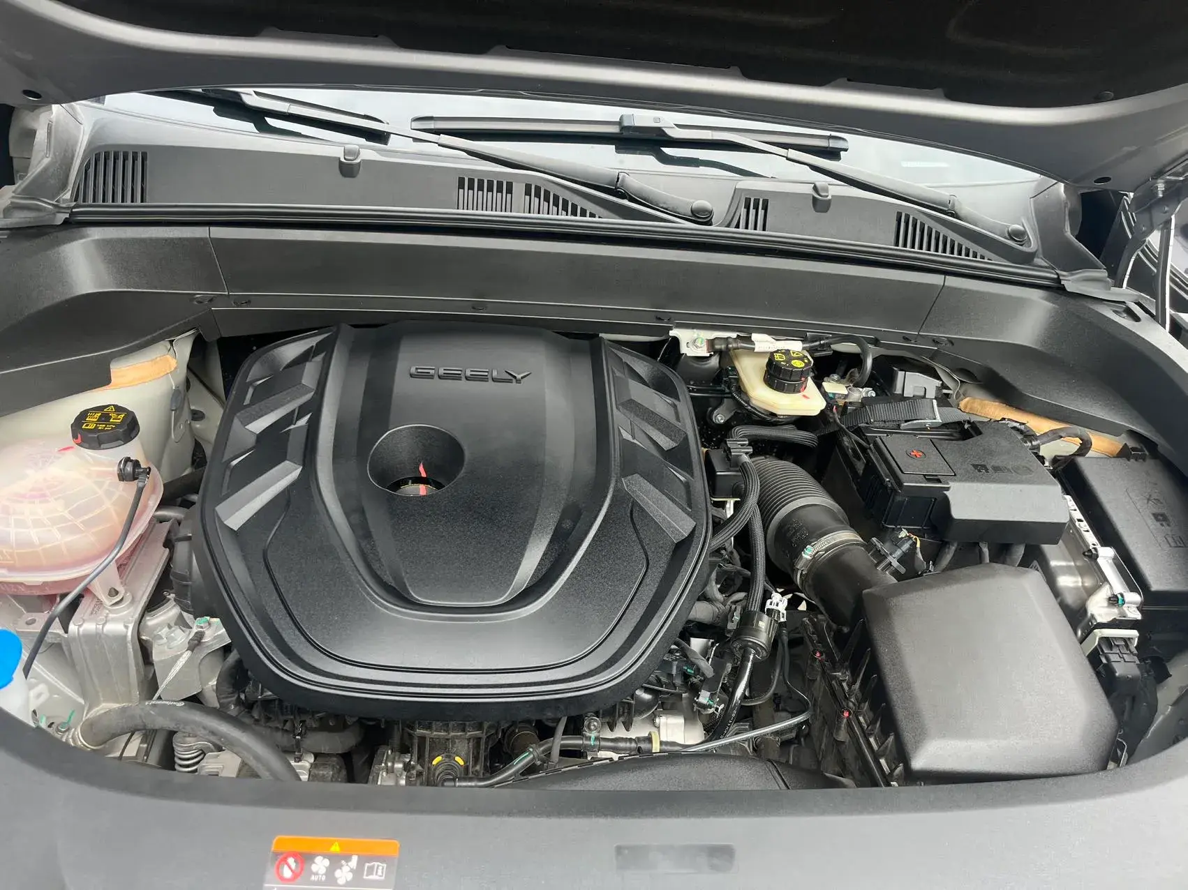 2024 GEELY MONJARO thumbnail 3