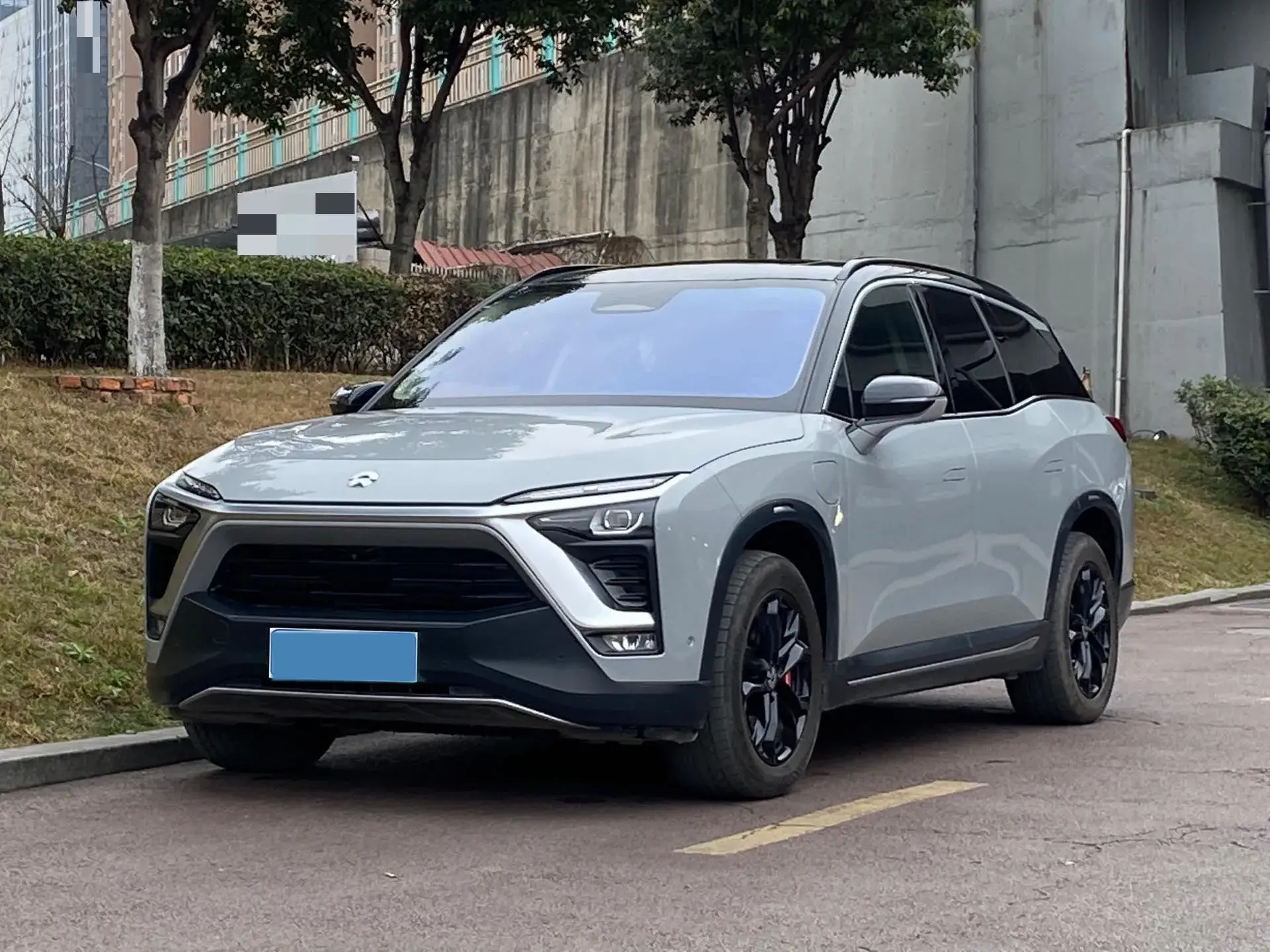 2020 NIO ES8 view 1