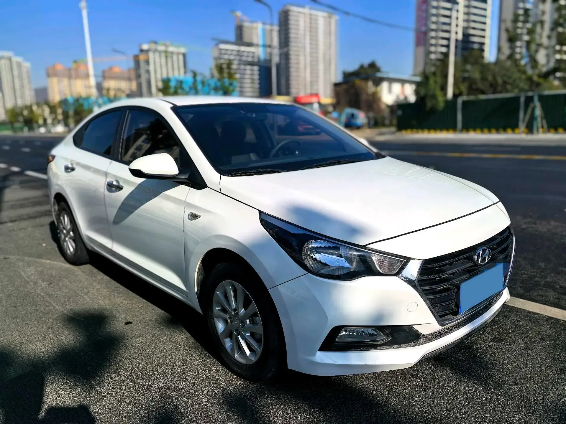2016 HYUNDAI VERNA thumbnail 3