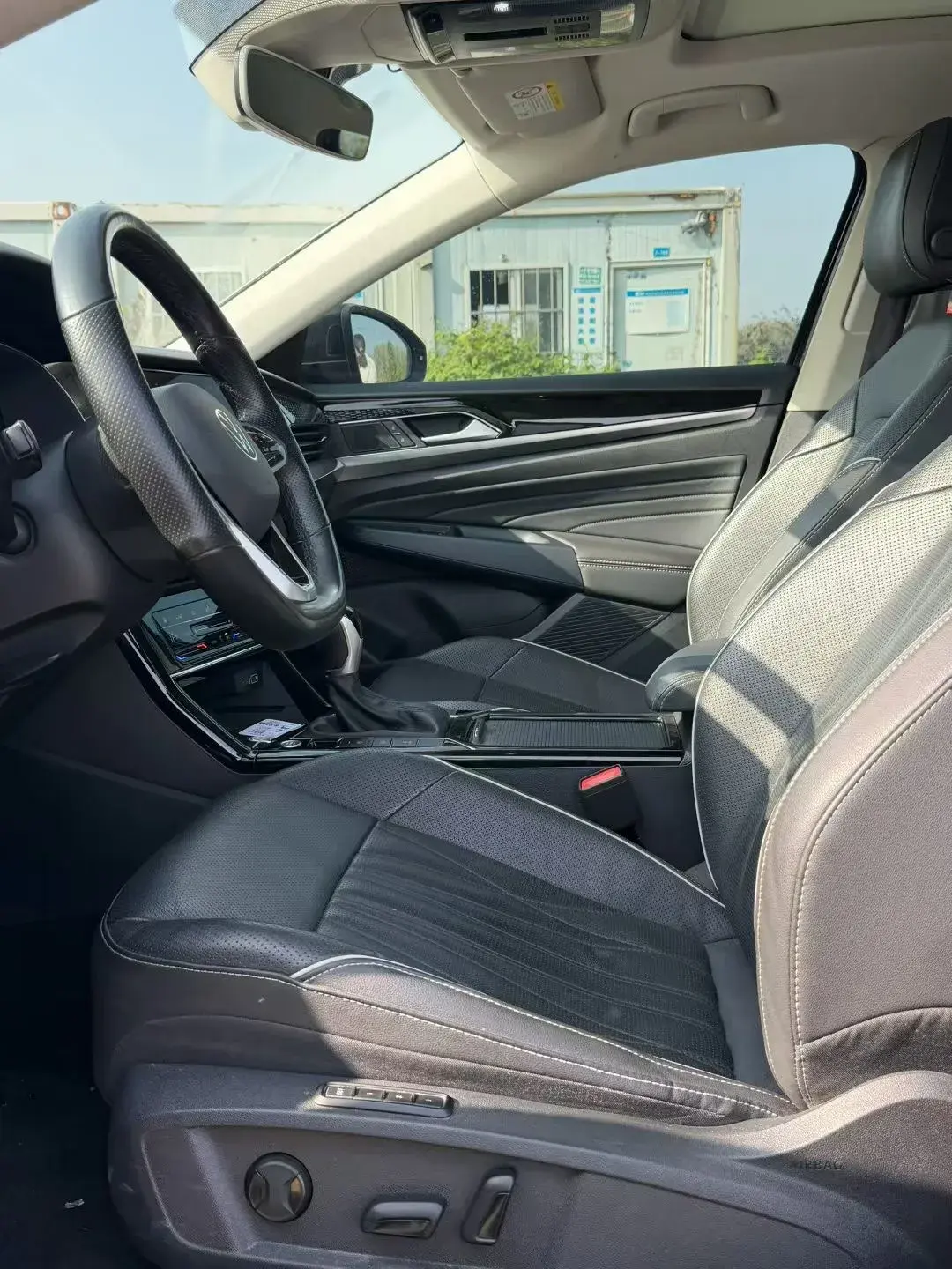 2022 VOLKSWAGEN PASSAT thumbnail 4