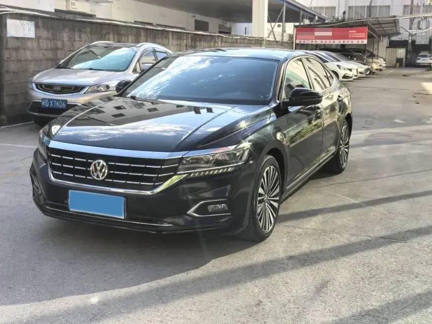 2019 VOLKSWAGEN PASSAT view 1