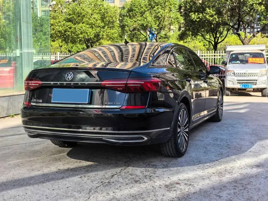 2019 VOLKSWAGEN PASSAT thumbnail 3