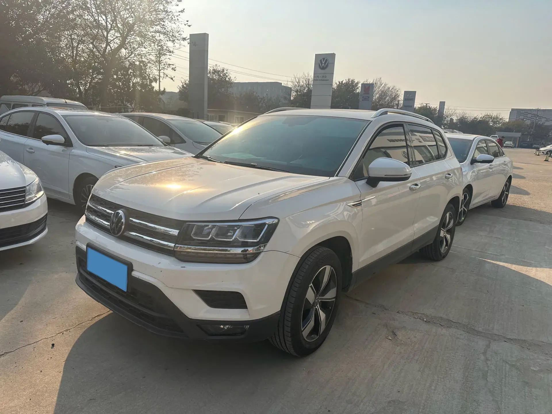 2021 VOLKSWAGEN THARU view 1