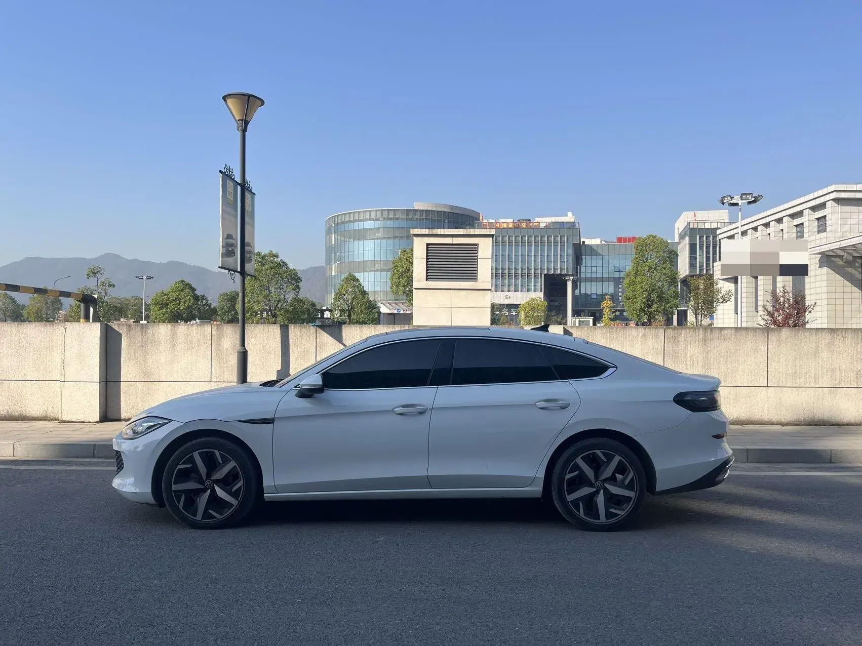 2023 VOLKSWAGEN LAMANDO thumbnail 3