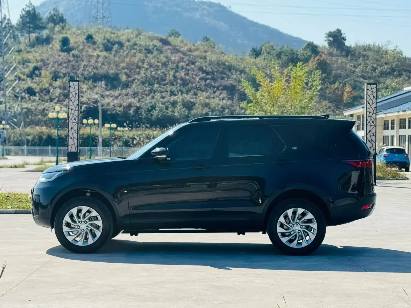 2023 LAND ROVER thumbnail 3