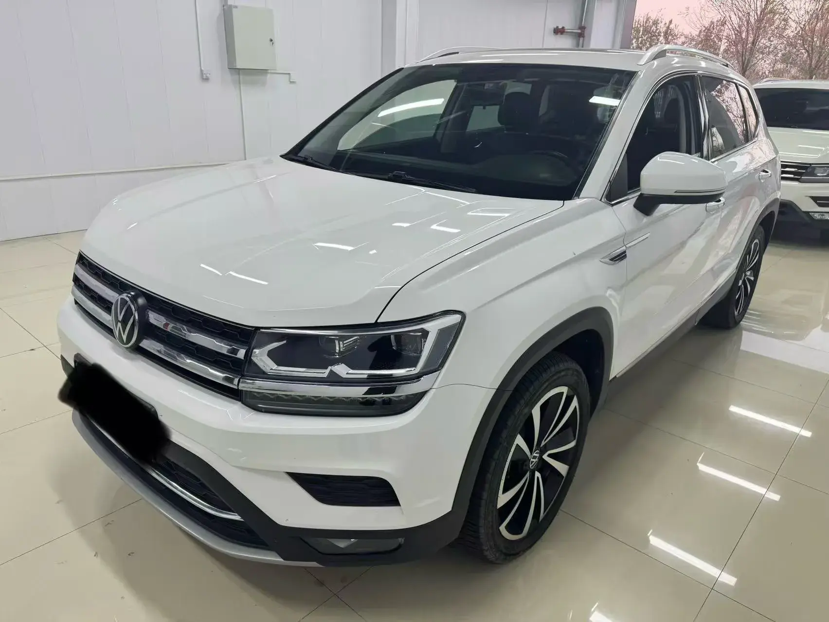 2021 VOLKSWAGEN THARU view 1