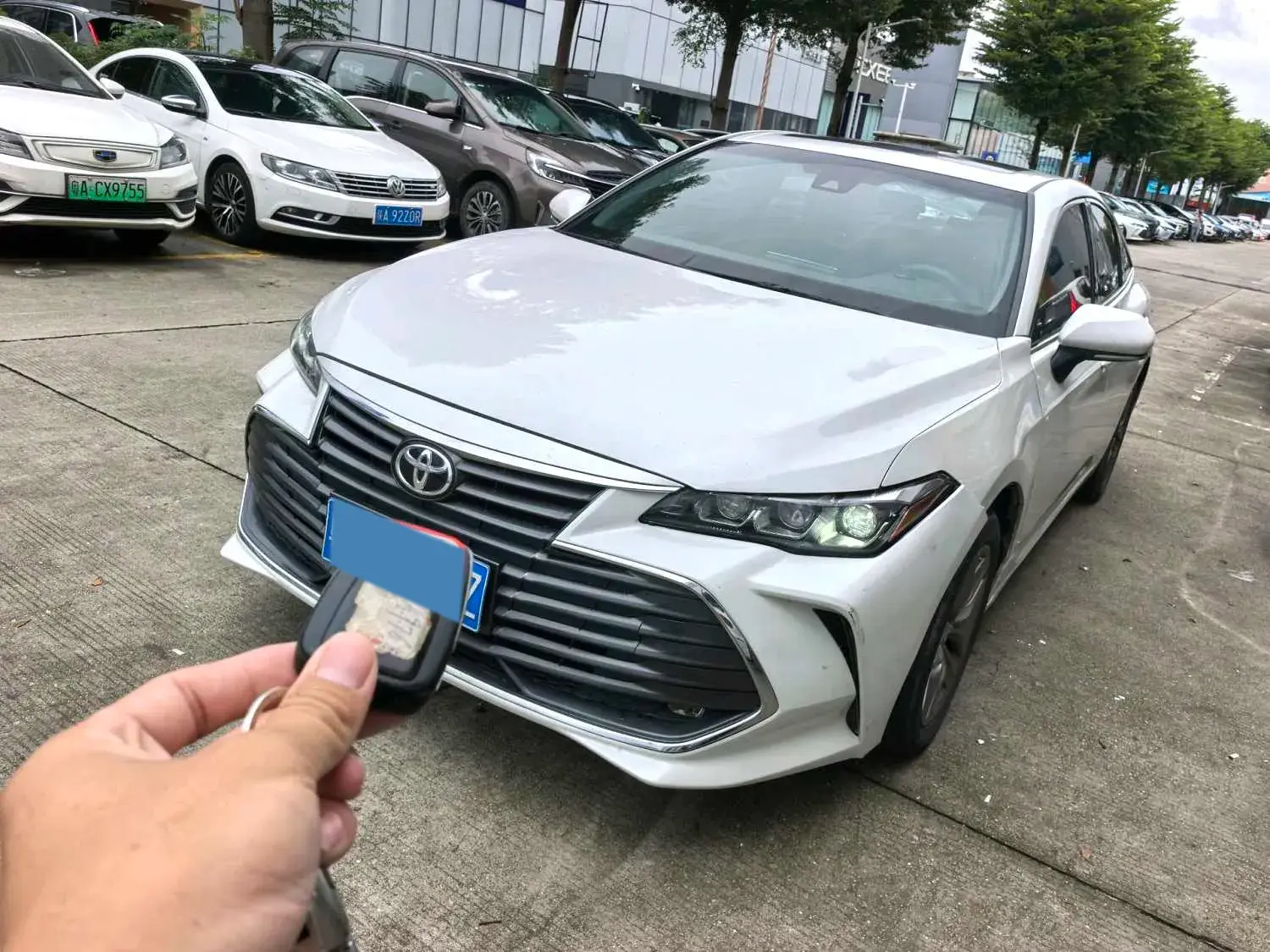 2019 TOYOTA AVALON view 1