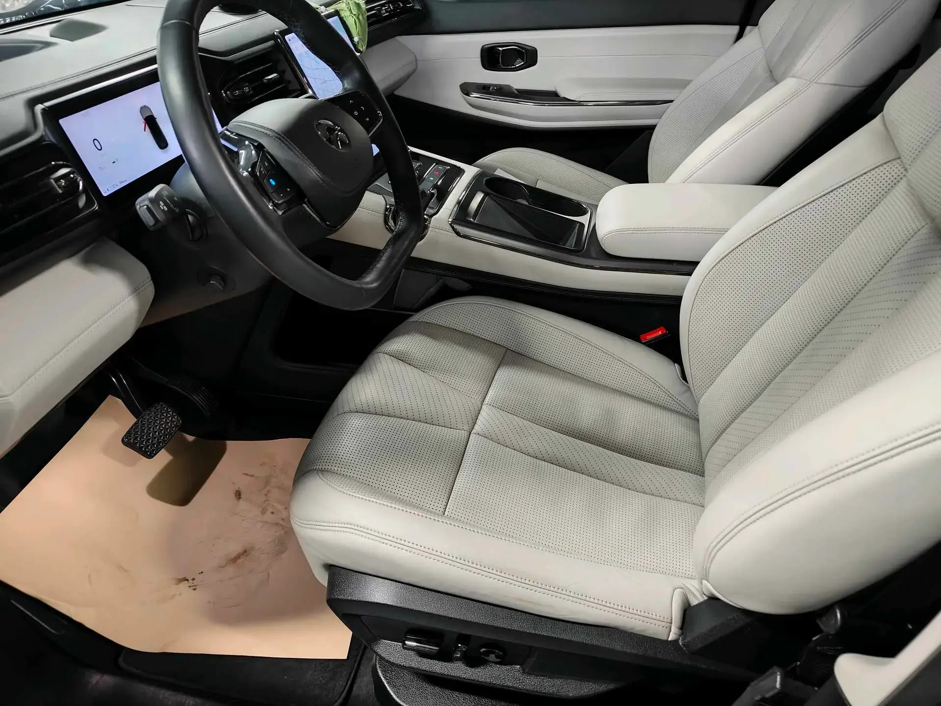 2020 NIO ES8 thumbnail 4