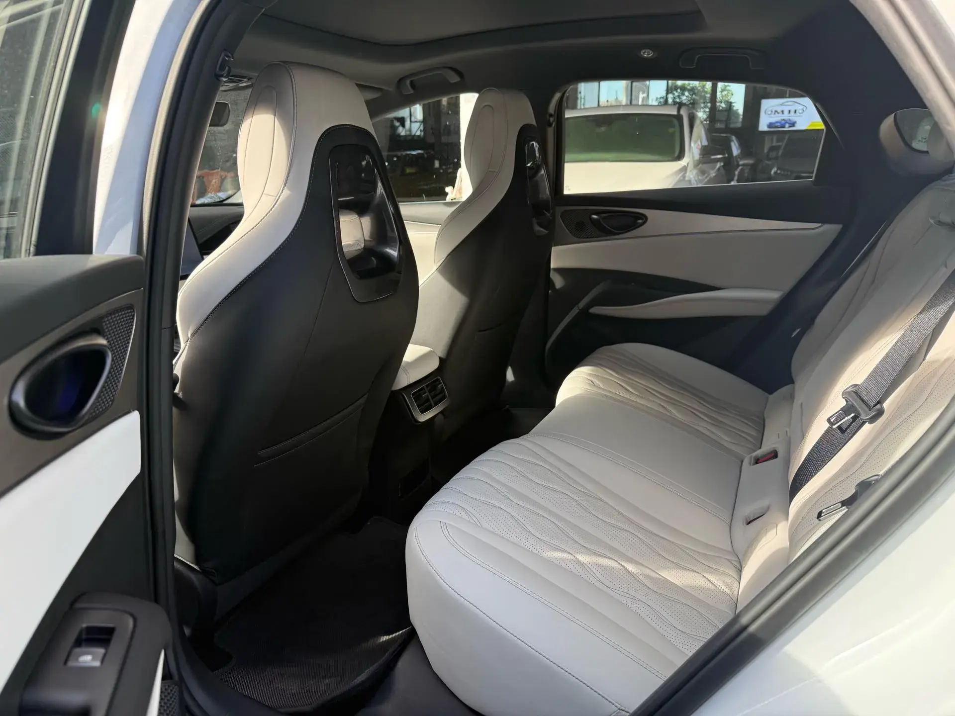 2024 BYD SEAL thumbnail 3